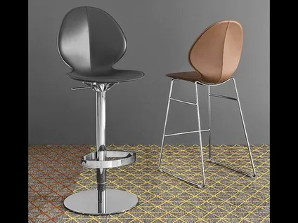 BASIL barstool with gas lifted center leg