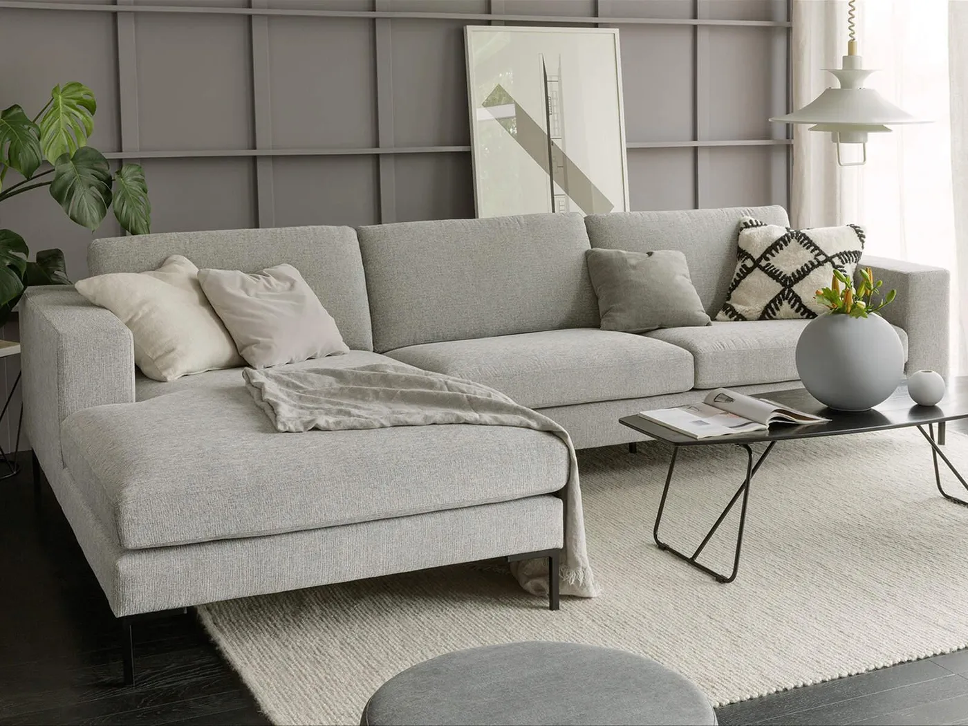 sits-DOMINO-4-seater-sofa-with-chaise-lounge-atropa-light-grey-DOMINO-4-szemelyes-modularis-kanape-pihenoresszel-vilagosszurke