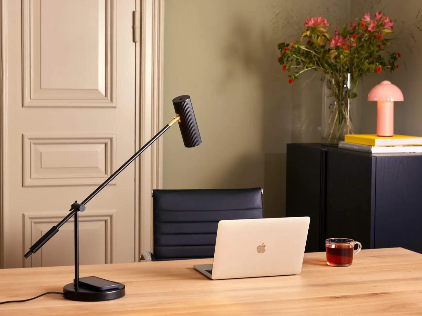 Hubble read lamp with wireless charging black// Hubble olvasólámpa vezeték nélküli fekete