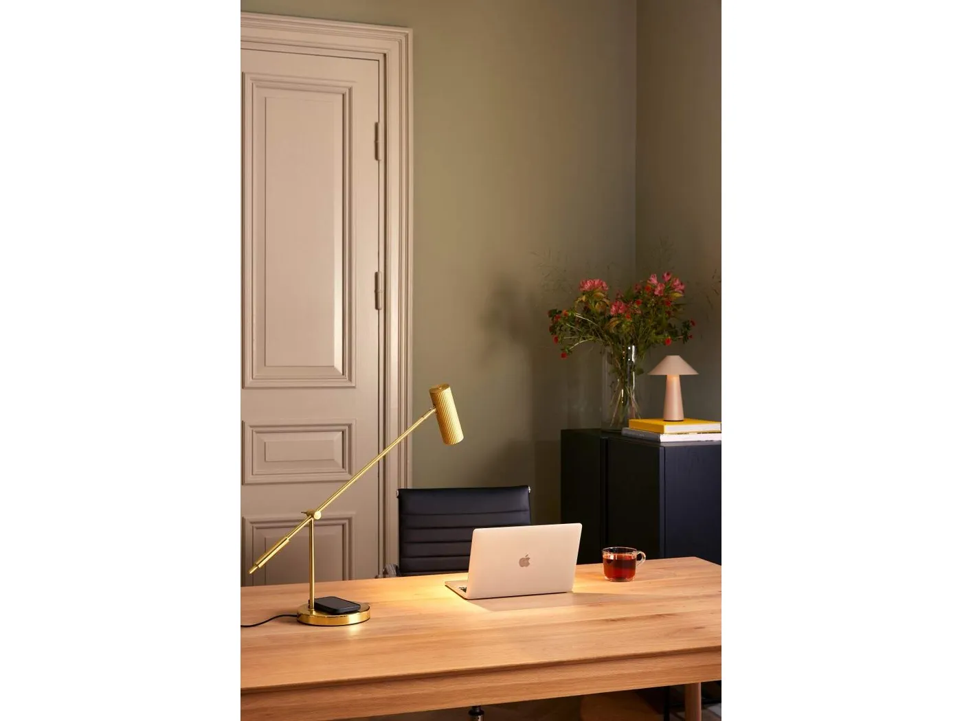 Hubble read lamp with wireless charging brushed brass// Hubble olvasólámpa vezeték nélküli csiszolt réz