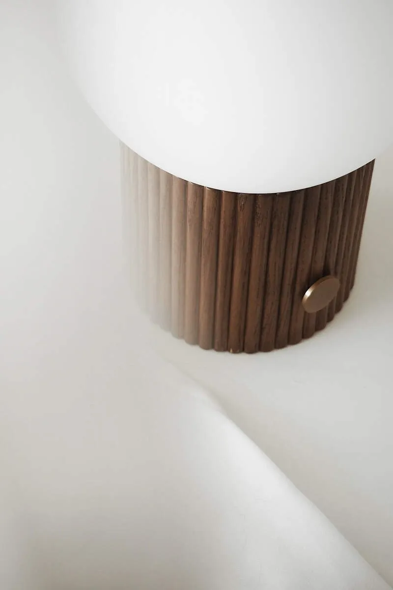 globen-lighting-hubble-22-table-lamp-walnut-HUBBLE-22-asztali-lampa-dio